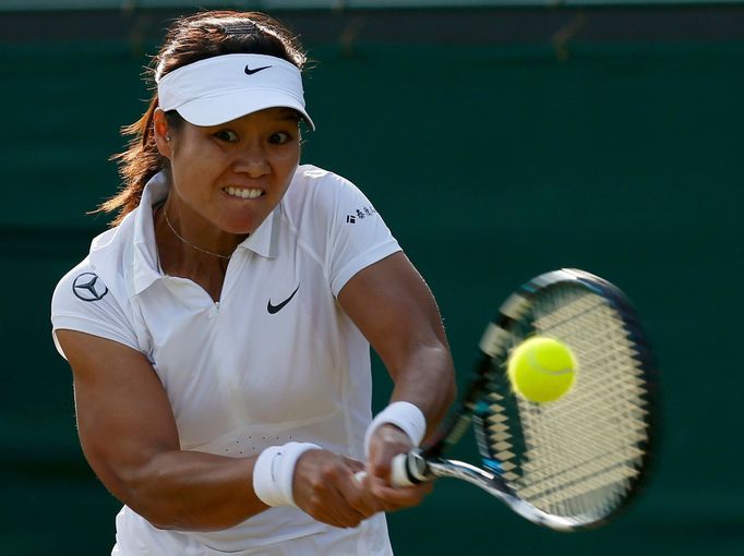 Li Na v zápase s Klárou Zakopalovou na Wimbledonu 2013