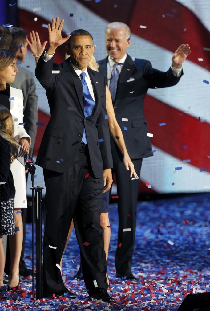 Během oslav se na podium Chicagu, na kterém vystoupil Barack Obama a Joe Biden snesl déšť konfet.