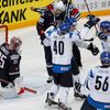 Finsko - USA (finští hráči slaví vítězný gól 9 vteřin před koncem základní hrací doby)