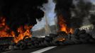 Burning tires are seen in the N0-630 road during a miner demonstration in La Robla, near Leon, northern Spain June 20, 2012. The miners were protesting against the government's proposal to decrease funding for coal production. REUTERS/Eloy Alonso (SPAIN - Tags: BUSINESS EMPLOYMENT POLITICS CIVIL UNREST) Published: Čer. 20, 2012, 1:29 odp.