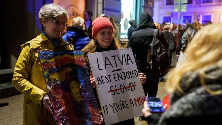 Tisíce lidí v Rize protestovaly proti odstoupení od Istanbulské úmluvy