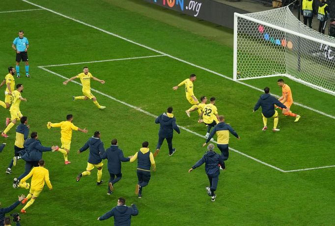 Soccer Football - Europa League Final - Villarreal v Manchester United - Polsat Plus Arena Gdansk, Gdansk, Poland - May 26, 2021 Villarreal players celebrate after Geroni