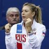Nervózní Maria Šarapovová sleduje zkázu ruský tenistek ve Fed Cupu proti Nizozemsku.