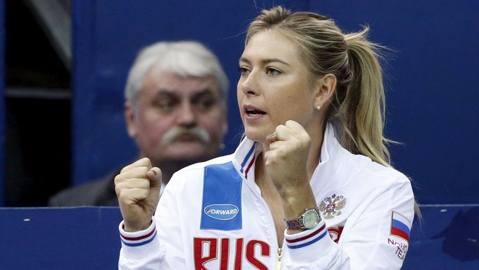 Maria Šarapovová měla hrát závěrečnou čtyřhru, ale nakonec jen fandila.