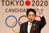 Na tomto snímku slaví vítězství kandidatury Tokia na pořádání olympijských her v roce 2020. Kvůli pandemii koronaviru byly nakonec o rok odloženy a loni se konaly s přísnými omezeními.