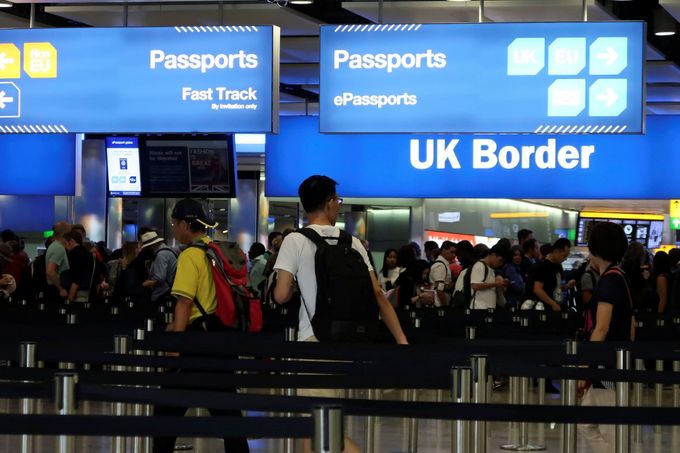 Pasažéři během pasové kontroly na londýském letišti Heathrow.