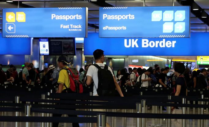 Pasažéři během pasové kontroly na londýském letišti Heathrow.