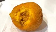 Arancini, typický streetfood nebo předkrm na Sicílii.