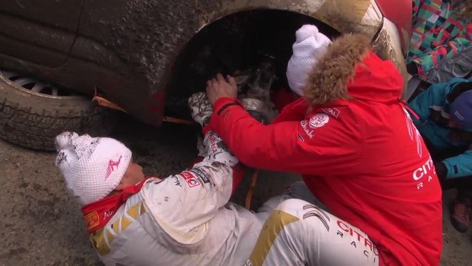 Podívejte se, jak Sébastien Loeb se spolujezdcem Danielem Elenou opravovali vylomené kolo svého Citroënu.