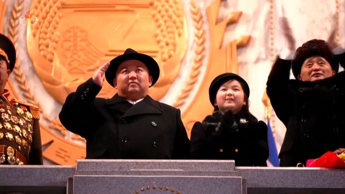 Vůdce KLDR Kim Čong-un ukázal svou dceru na vojenské přehlídce