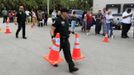 A Palm Beach County Sheriff's deputy sets up pylons to control lines and traffic as voters stand in a long line at the Supervisor of Elections office in West Palm Beach, Florida November 5, 2012. Palm Beach County Supervisor of Elections Supervisor Susan Bucher is one of five supervisors in heavily populated counties who has allowed in-person absentee voting after Florida Republican Governor Rick Scott refused to extend early voting. REUTERS/Joe Skipper (UNITED STATES - Tags: POLITICS ELECTIONS USA PRESIDENTIAL ELECTION) Published: Lis. 5, 2012, 6:29 odp.