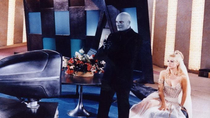 Jean Marais jako Fantomas a Mylène Demongeotová ve snímku Fantomas se zlobí (1965).