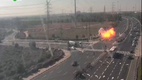 Palestinská raketa dopadla přímo na rušnou izraelskou dálnici