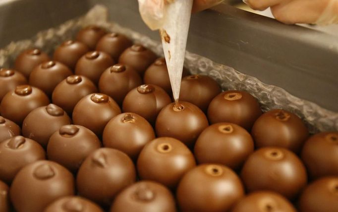 A confectioner produces original Salzburger Mozartkugeln pralines in the confectionery 'Fuerst' in the Austrian city of Salzburg October 19, 2012. The confectionery Fuerst invented the original Salzburger Mozartskugeln, named after the famous composer Wolfgang Amadeus Mozart, in 1884 and still produces 2.5 million Mozartskugeln pralines per year exclusively by hand. REUTERS/ (AUSTRIA - Tags: FOOD SOCIETY) Published: Říj. 19, 2012, 3:38 odp.