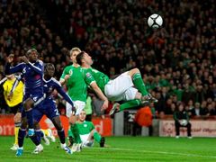 Robbie Keane (Irsko) střílí na branku Francie v barážovém utkání.
