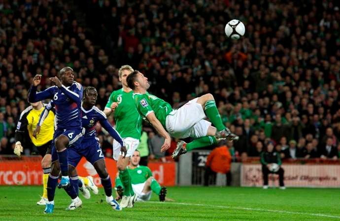 Robbie Keane (Irsko) střílí na branku Francie v barážovém utkání.