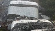 V jižní Číně se zřítil rozestavěný most. Byl 320 metrů dlouhý a měl vést přes řeku Ťien-tchuo v provincii Chu-nan. Zemřely desítky lidí.