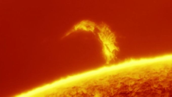 Ten krvavě rudý obrázek Slunce patří podle agentury AP mezi nejčistší a nejjasnější videa naší hvězdy pořízené ze Země.