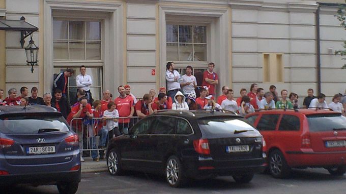 Čeští fotbalisté odjíždějí z hotelu Monopol k zápasu s Polskem, vyprovázejí je stovky fandů