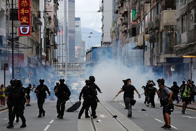 Nový národně bezpečnostní zákon dává Číně možnost potrestat opozici a demonstranty v Hongkongu. Tisíce lidí přesto protestují.