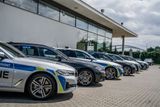 Policisté si před dealerstvím Stratos Auto vyzvedli prvních deset aut.