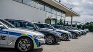 Policisté si před dealerstvím Stratos Auto vyzvedli prvních deset aut.