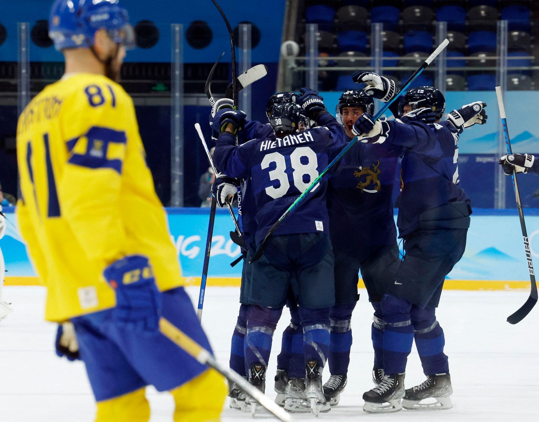 Finská radost po vítězné brance do sítě Švédska na ZOH 2022.