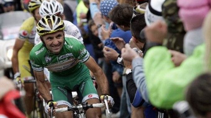 Italský cyklista Leonardo Piepoli stoupá na vrcholek Monte Zoncolan v průběhu 17. etapy Gira d'Italia.