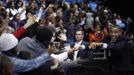 U.S. President Barack Obama greets supporters during an election campaign rally in Cincinnati, Ohio, November 4, 2012. REUTERS/Jason Reed (UNITED STATES - Tags: POLITICS USA PRESIDENTIAL ELECTION ELECTIONS) Published: Lis. 5, 2012, 2:57 dop.