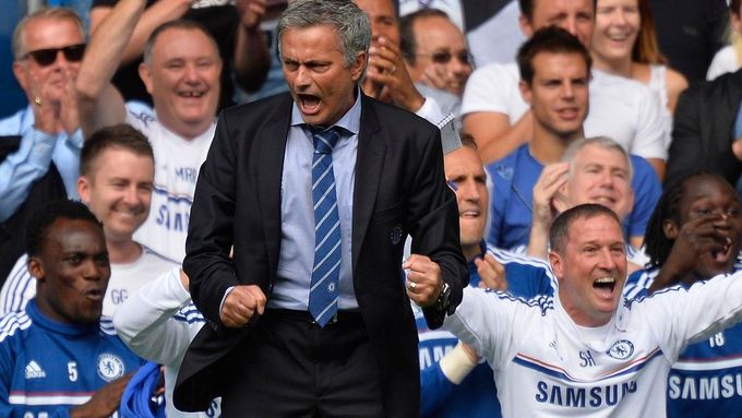 José Mourinho se raduje z výhry Chelsea nad Hullem.