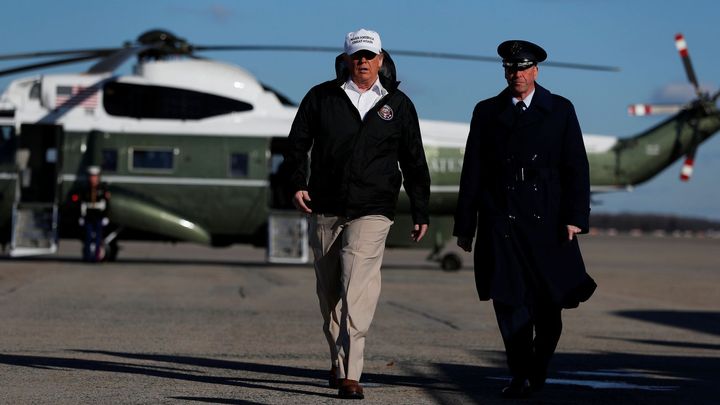 Foto: Prostě to vznikne. Trump přiletěl k hranici s Mexikem, stráži sliboval plot