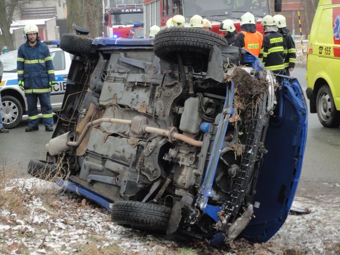 Při příjezdu místní jednotky na místo události byl mladý řidič i jeho spolujezdec v péči záchranné služby. Oba účastníci nehody neutrpěli viditelná zranění a odmítli přev