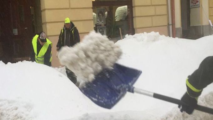 Sněhová kalamita v Jablonci nad Nisou. Za víkend ve městě napadlo přes půl metru sněhu
