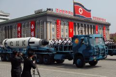 Kim na vojenské přehlídce ukázal novou mezikontinentální balistickou raketu