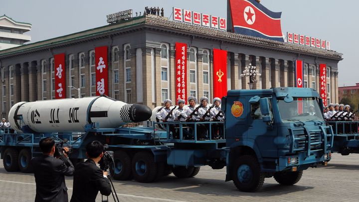 Kim na vojenské přehlídce ukázal novou mezikontinentální balistickou raketu