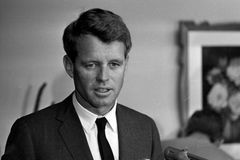 Vraha Roberta Kennedyho, který si odpykává doživotí, pobodal jeho spoluvězeň