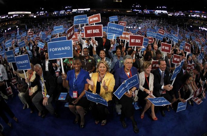 REFILE adding complete state name Delegates applaud during the first session of the Democratic National Convention in Charlotte, North Carolina, September 4, 2012. REUTERS/Jim Young (UNITED STATES - Tags: POLITICS ELECTIONS) Published: Zář. 5, 2012, 4:22 dop.