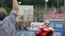 Loris Capirossi v cíli Velké ceny Česka ve třídě MotoGP.