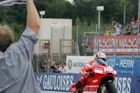 Loris Capirossi v cíli Velké ceny Česka ve třídě MotoGP.