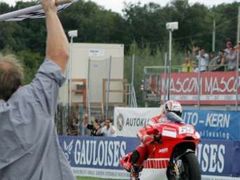 Loris Capirossi v cíli Velké ceny Česka ve třídě MotoGP.