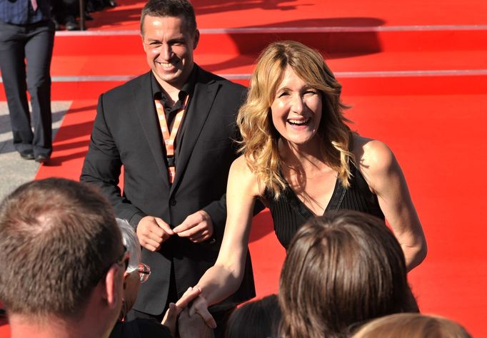 Laura Dern se zdraví s fanoušky na červeném koberci.