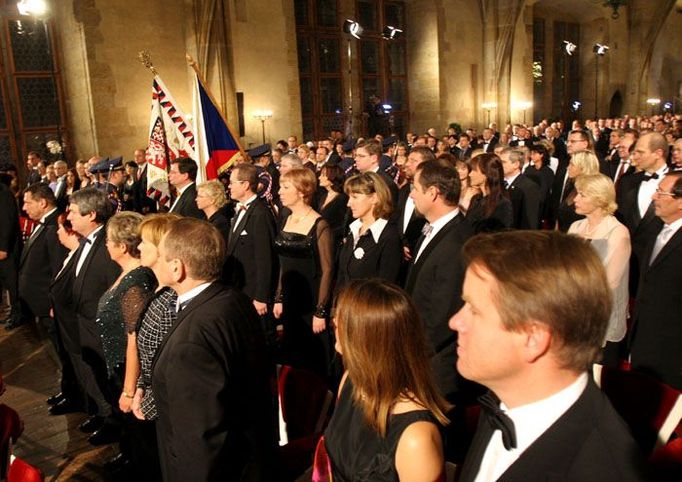 Ceremoniál skončil. Vojáci čestné stráže odnášejí prezidentskou standardu a státní vlajku z Vladislavského sálu.