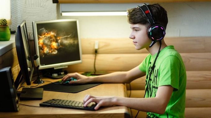 Vědci nevyzývají k dlouhému vysedávání dětí u počítače. Jen říkají, že hraní počítačových her naučí digitálním dovednostem.