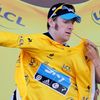 Britský cyklista Bradley Wiggins ze stáje Sky Procycling si po dojetí do cíle desáté etapy Tour de France 2012 obléká žlutý dres.
