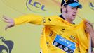 Britský cyklista Bradley Wiggins ze stáje Sky Procycling si po dojetí do cíle desáté etapy Tour de France 2012 obléká žlutý dres.