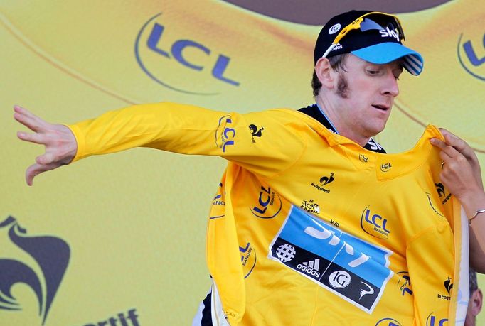 Britský cyklista Bradley Wiggins ze stáje Sky Procycling si po dojetí do cíle desáté etapy Tour de France 2012 obléká žlutý dres.