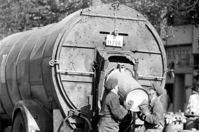 Obsluha popelářského vozu při práci v Praze v roce 1946
