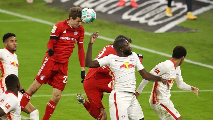 Thomas Müller v zápase Bayernu proti Lipsku vyrovnal hlavou na konečných 3:3.