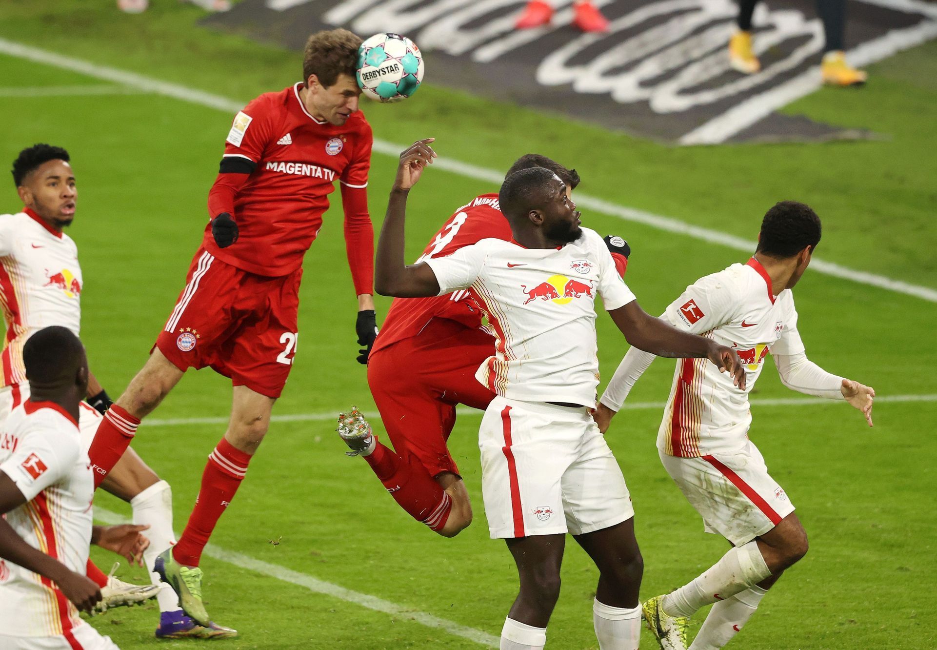 10. kolo německé fotbalové bundesligy 2020/21, Bayern - Lipsko: Thomas Müller dává gól na 3:3