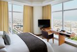 6. místo: JW Marriott Marquis Dubai 
 Země: Spojené arabské emiráty  Výška: 355 metrů  JW Marriot Hotel v Dubaji je 355 m vysoký a tvoří ho přes osm set pokojů v 77 patrech a více než desítka restaurací. Obklopen je několika rozlehlými obchodními centry.